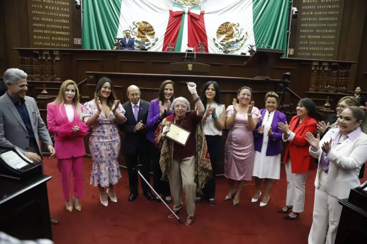 entrega-75-legislatura-condecoraciaon-mujer-michoacana-2024-a-rosa-citlali-martainez
